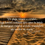 Pe plaja cu soarele la apus
